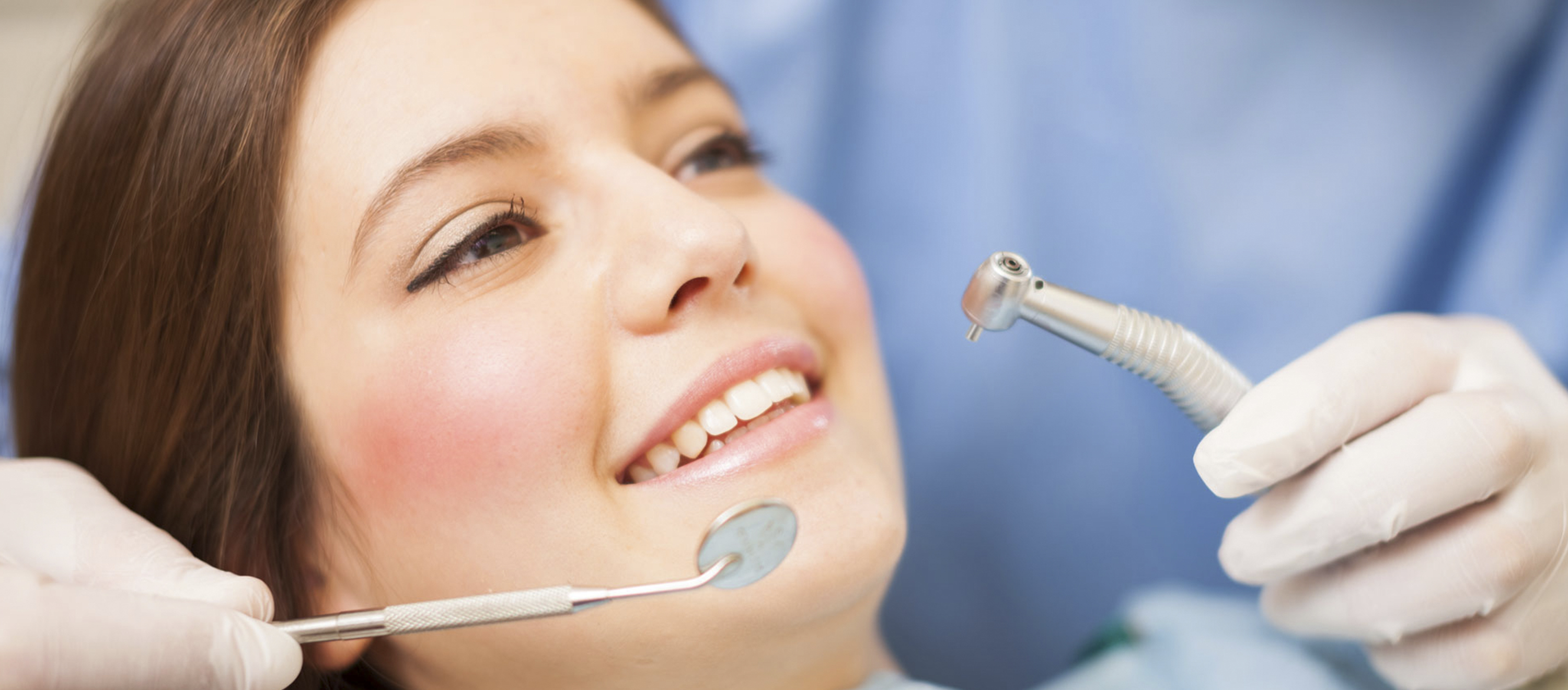 Budapesti fogorvosi rendelőben a fogorvos gyökérkezelés közben. A gyökérkezelés utáni teendők betartásával a fájdalom elkerülhető.