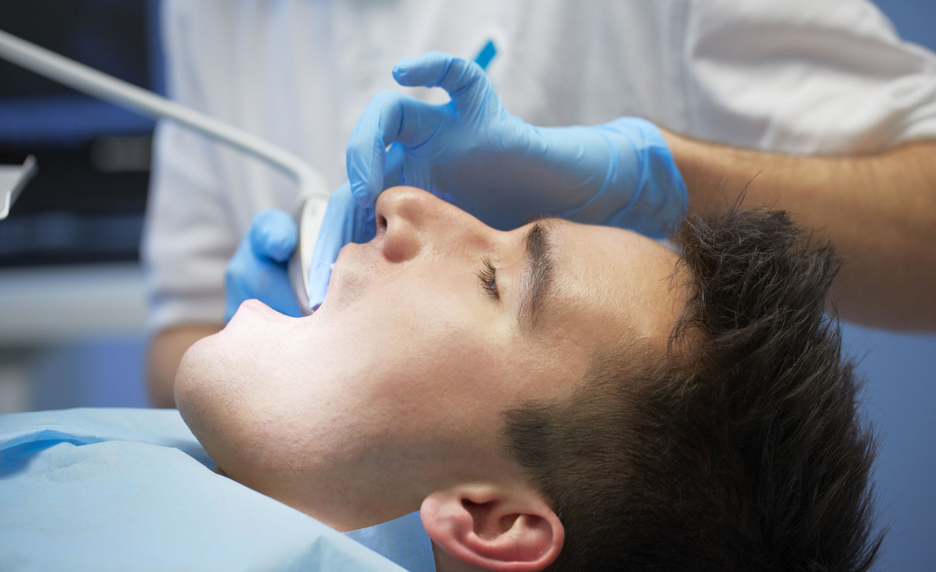 Artdent Fogászat budapesti rendelőjében a fogorvos fogkőeltávolítást végez egy férfin.