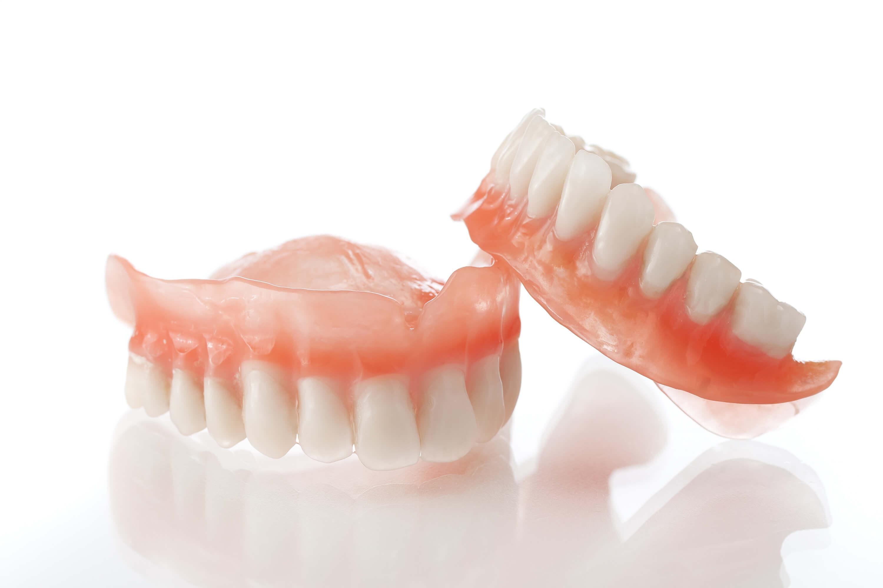 Traditionelle herausnehmbare Zahnprothese, künstliches Gebiss