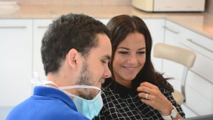 Dr. Varajti Artúr szájsebész konzultál a pácienssel a budapesti fogszátai és szájsebészeti rendelőben.